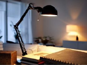 100-watt desk lamp