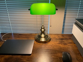 BEST BANKER INCANDESCENT DESK LAMP